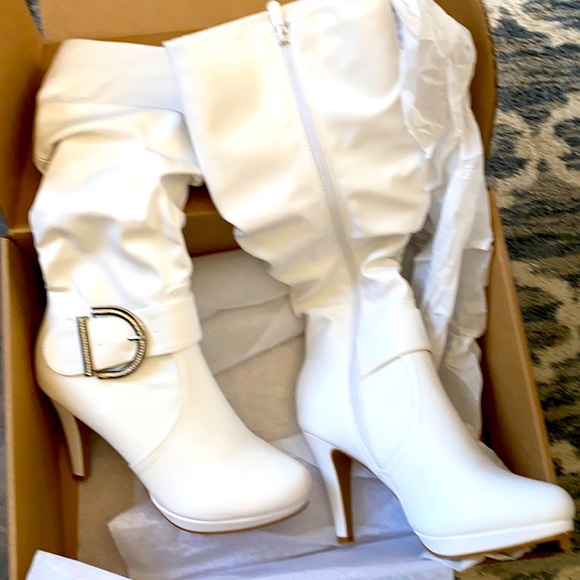 New white 4 inch heel boots - Picture 3 of 9